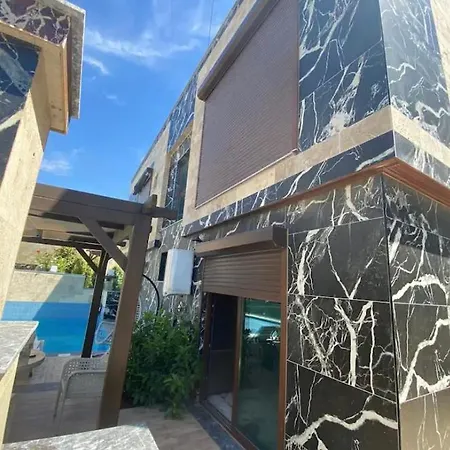 Βίλα Ozel Havuzlu Κουσάντασι